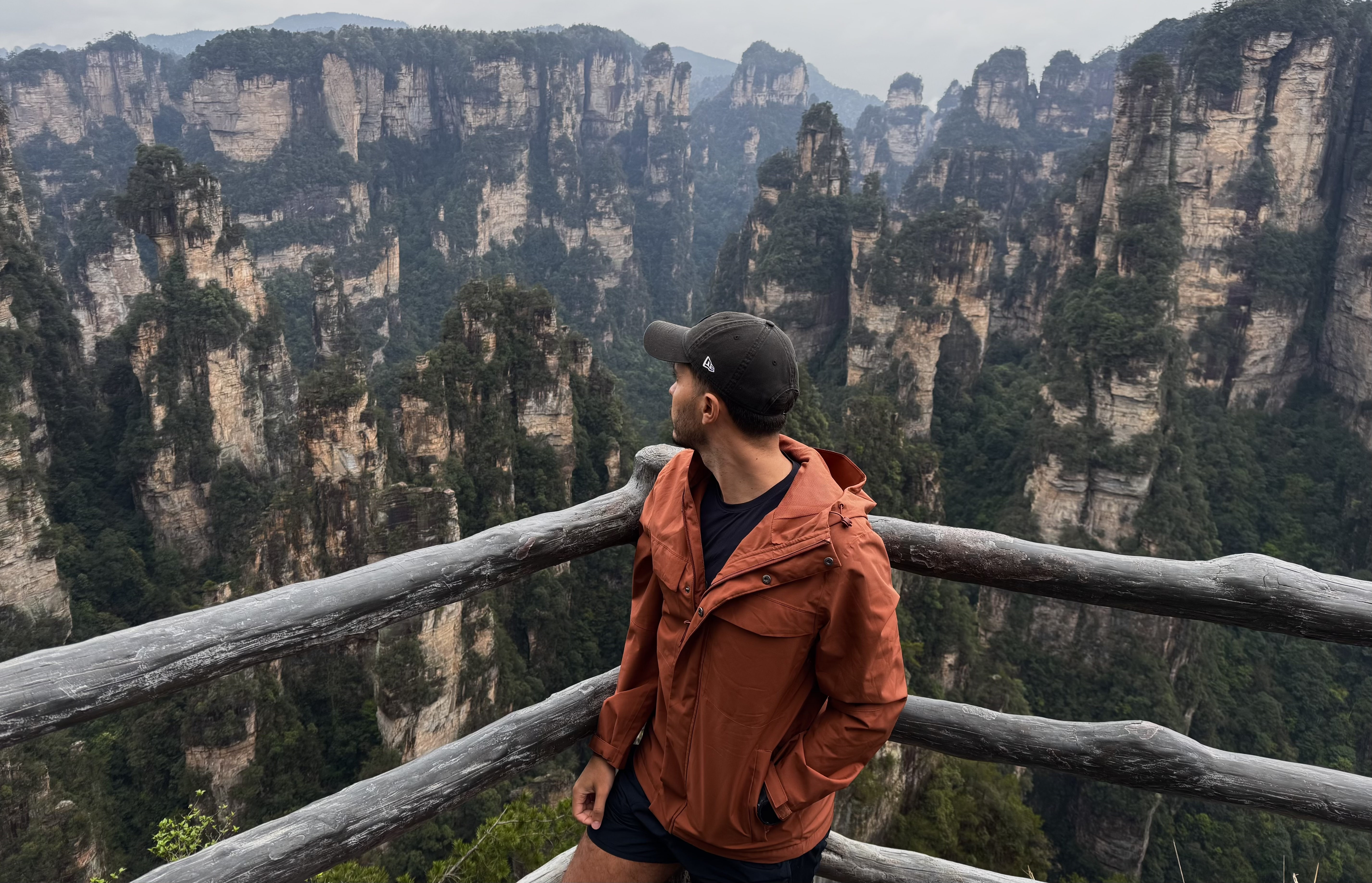 Luccas admirando as montanhas de Zhangjiajie, na China
